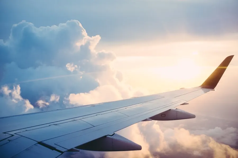 Avión comercial despegando, reserva de vuelos nacionales e internacionales